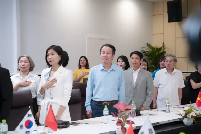 Phiên làm việc quanh bàn họp, trên bàn đặt cờ Việt Nam và cờ Hàn Quốc