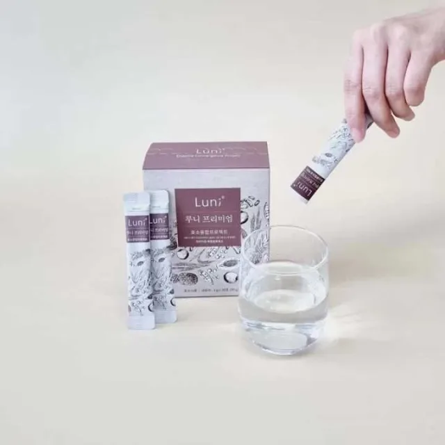 Thao tác mở gói Luni Premium và pha vào ly nước