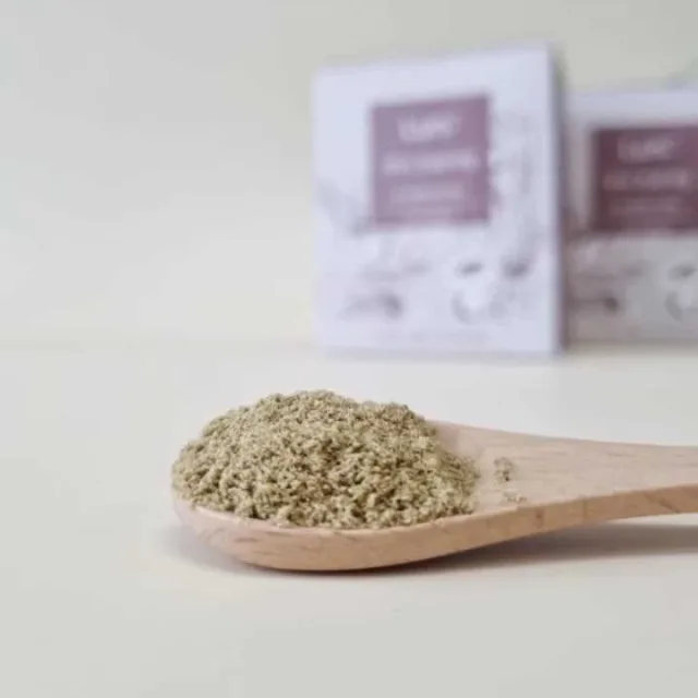 Cận cảnh phần bột Luni Premium màu nâu vàng trên thìa gỗ